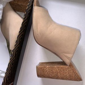 Charles David Shoes - Upper mules in suede-leather with cork heels Charles David Shoes - Upper mules in suede-leather with cork heels